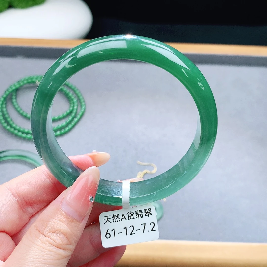 未镶嵌手镯（圆镯）翡翠