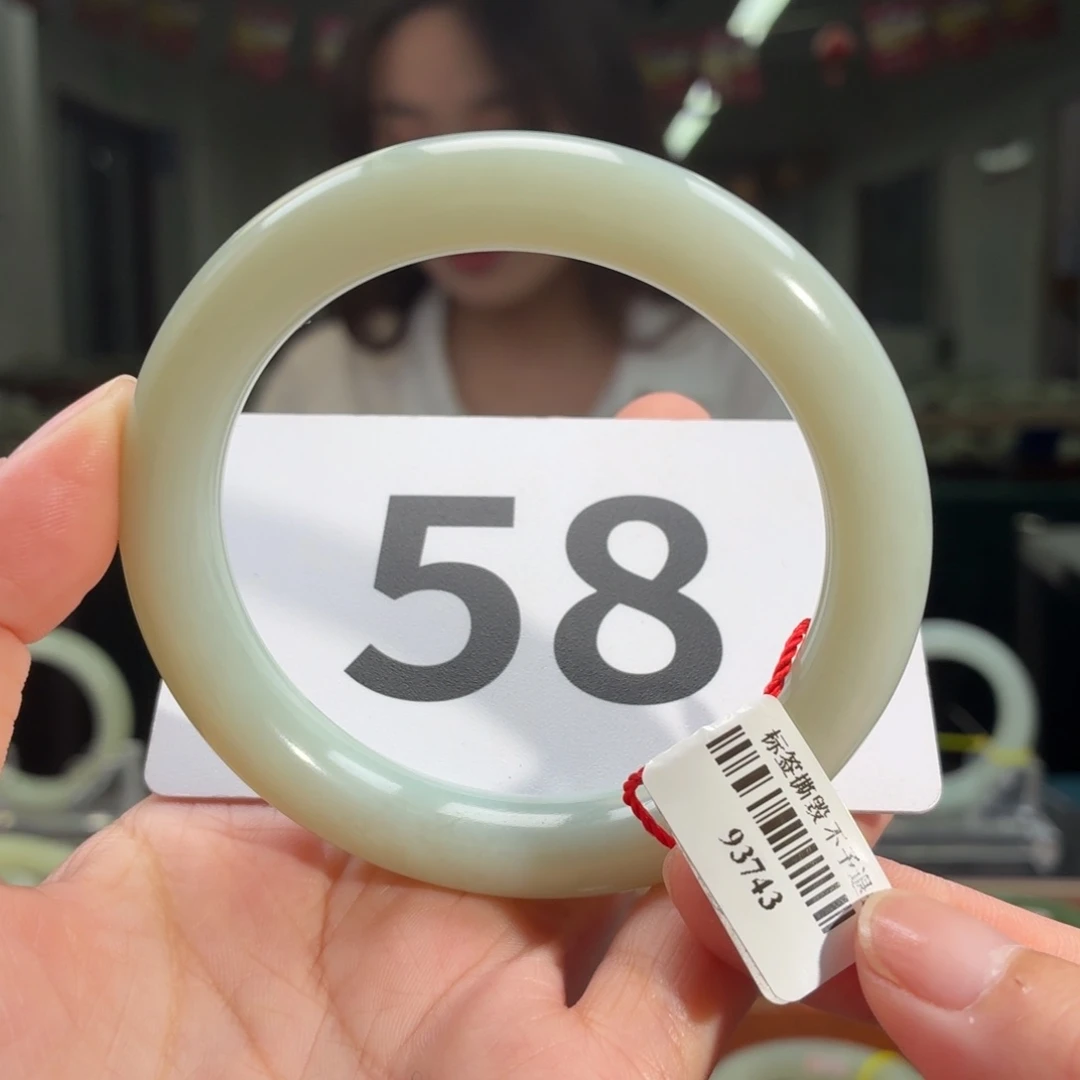 和田玉手镯未镶嵌微瑕