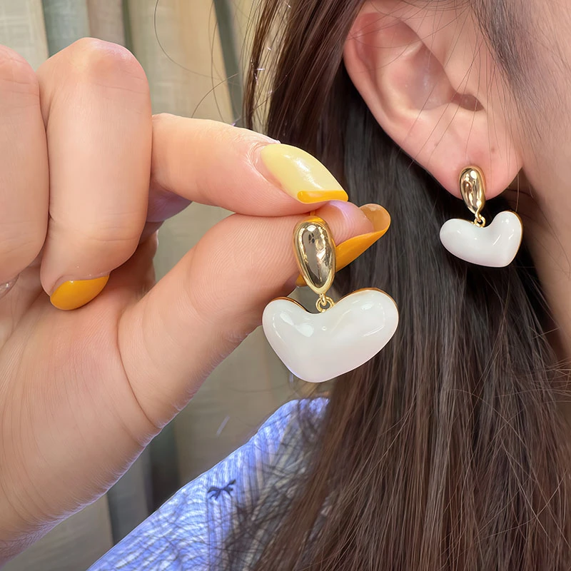铜合金耳饰 白色滴油爱心吊坠耳钉女气质设计感优雅法式耳环
