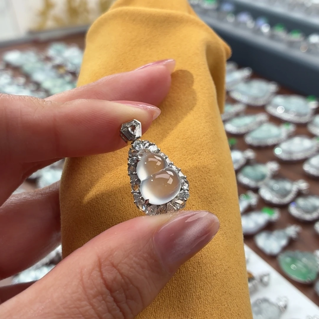 翡翠18K金镶嵌颈饰葫芦