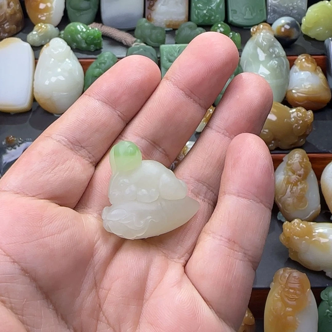 【闪购商品】未镶嵌翠青白兔定制和田玉三**2