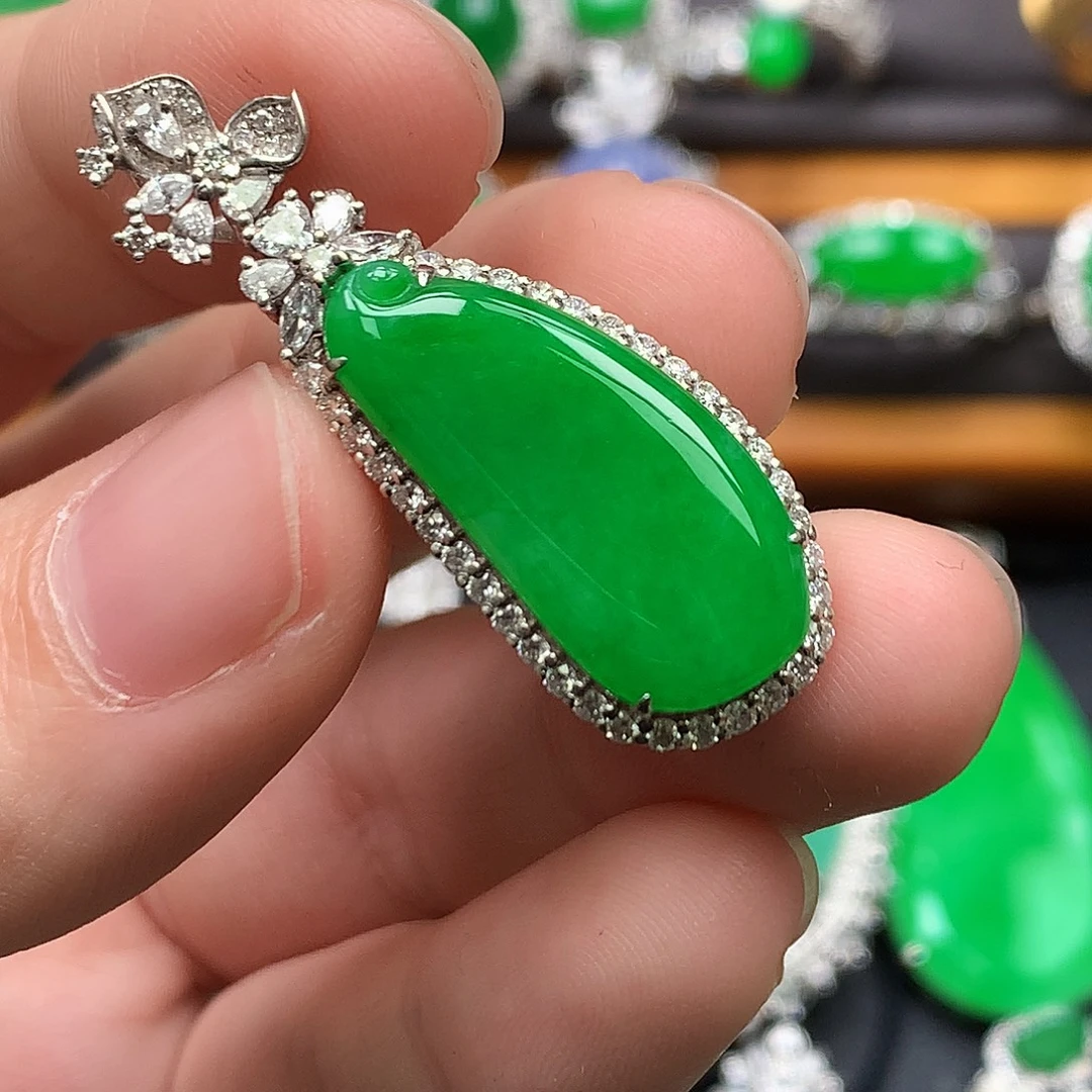 翡翠18K金镶嵌颈饰