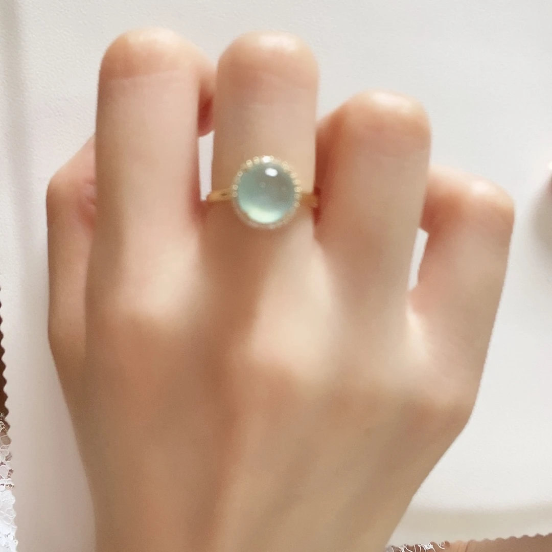 翡翠戒指18K金镶嵌简单