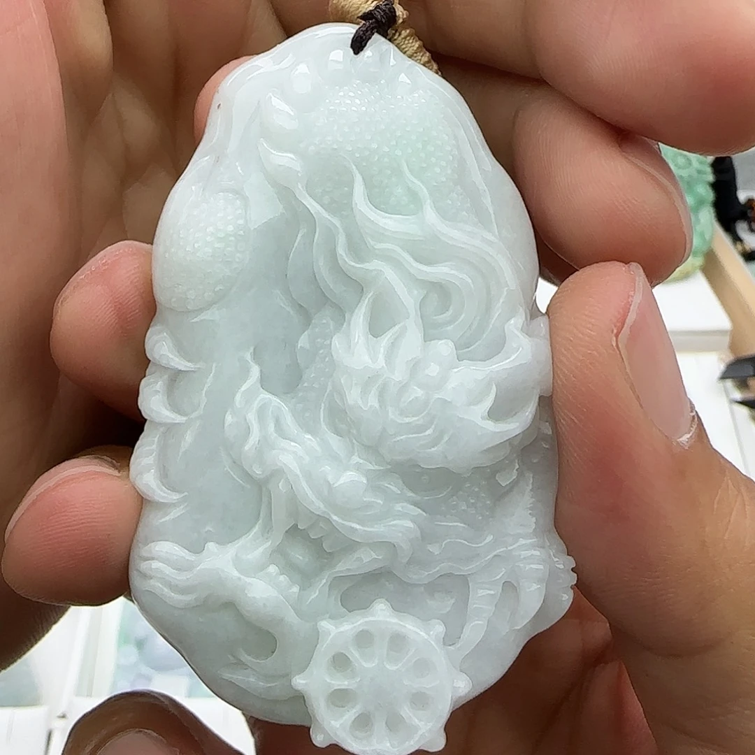 翡翠未镶嵌颈饰行**水翡翠