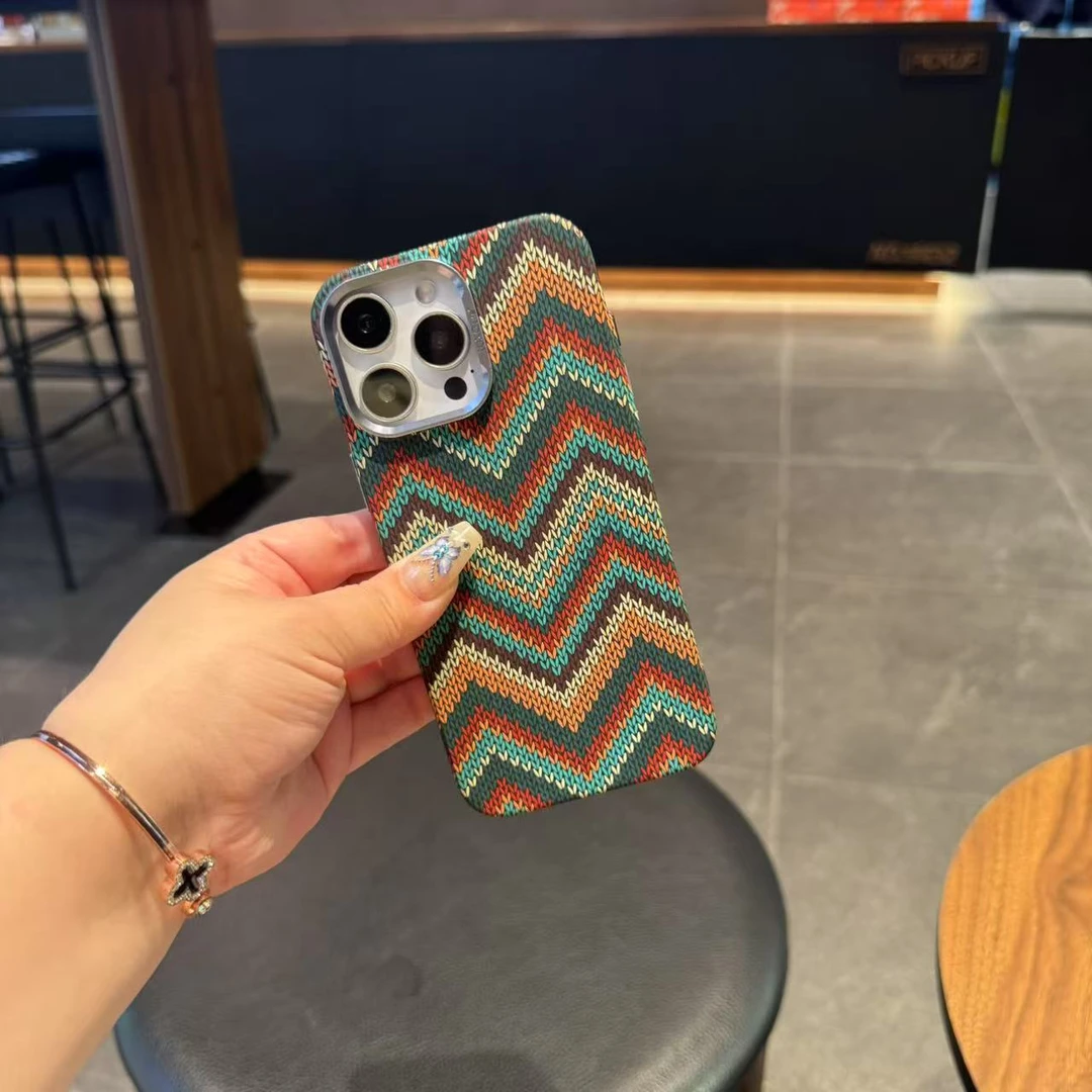 适用苹果16promax15pro14p彩色花纹编织纹磁吸手机壳大孔镜头镀边