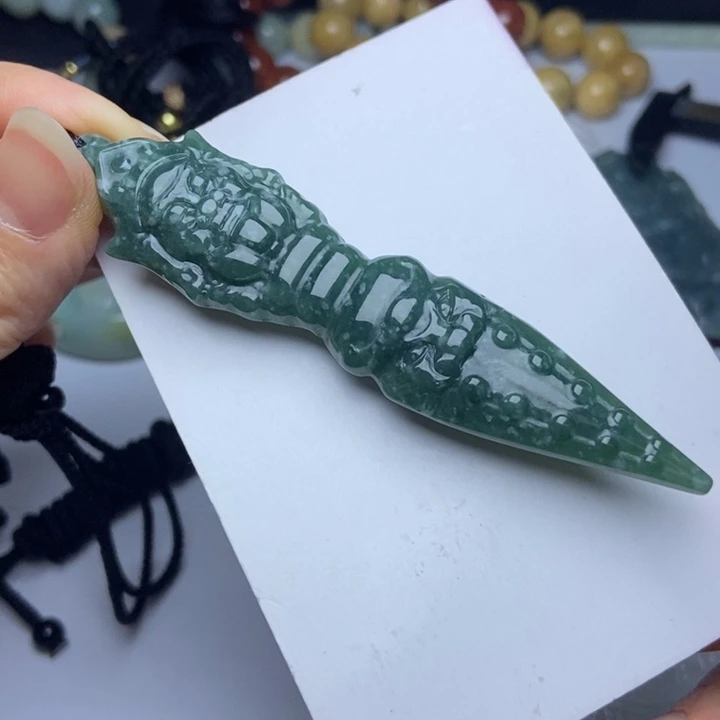 翡翠挂件未镶嵌翡翠