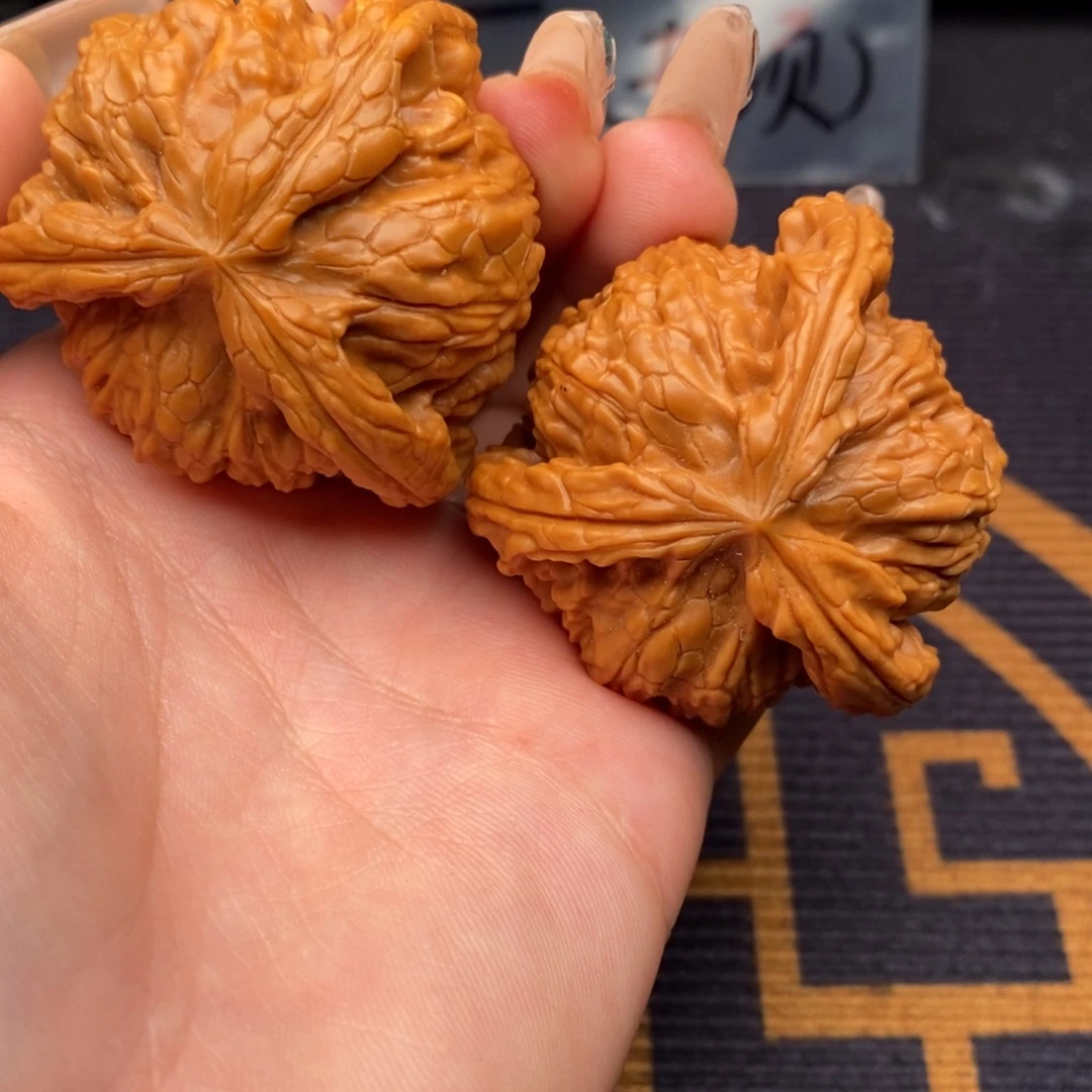雷***行文玩核桃吊坠白狮子
