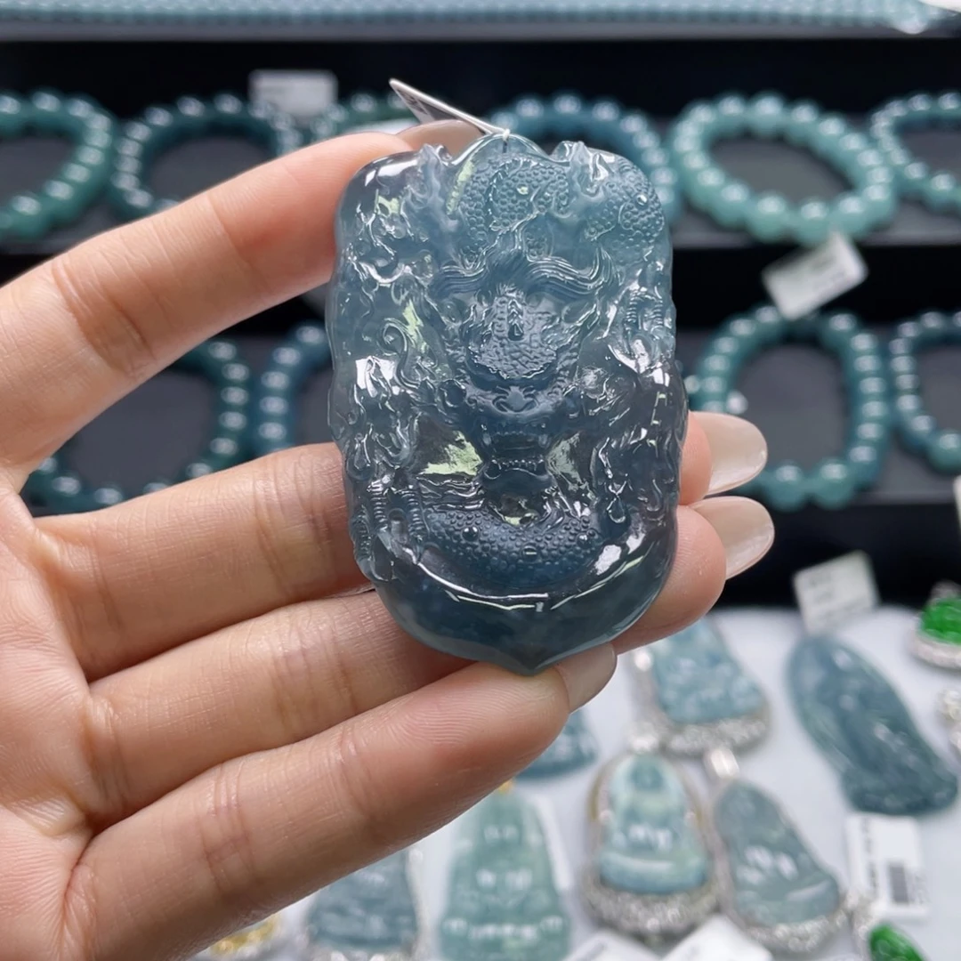 翡翠未镶嵌颈饰龙牌