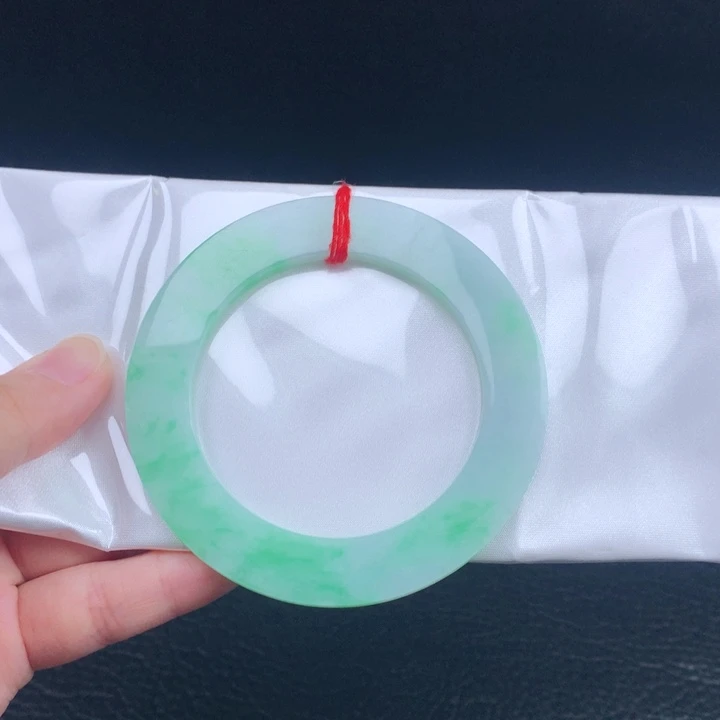 翡翠手镯未镶嵌。