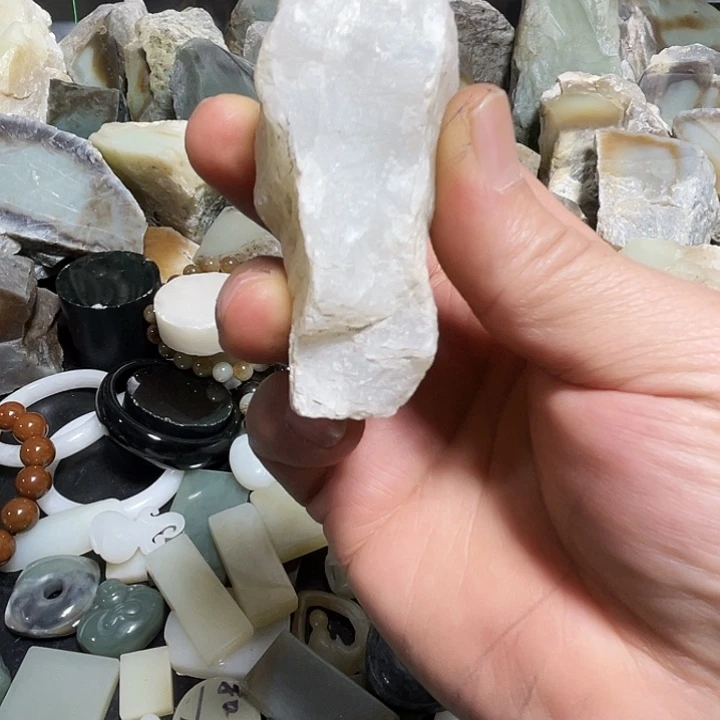 和田玉（糖玉）未镶嵌把件