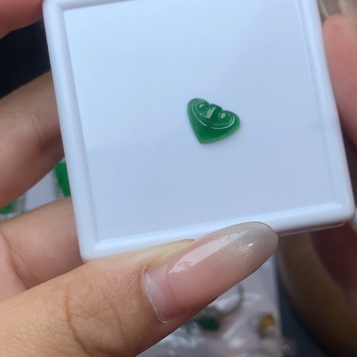 翡翠未镶嵌颈饰如意头