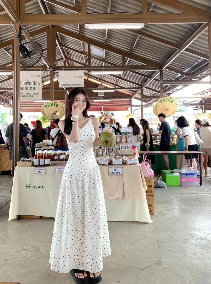 法式气质白色波点吊带连衣裙女2025年夏季新款气质高级感收腰长裙