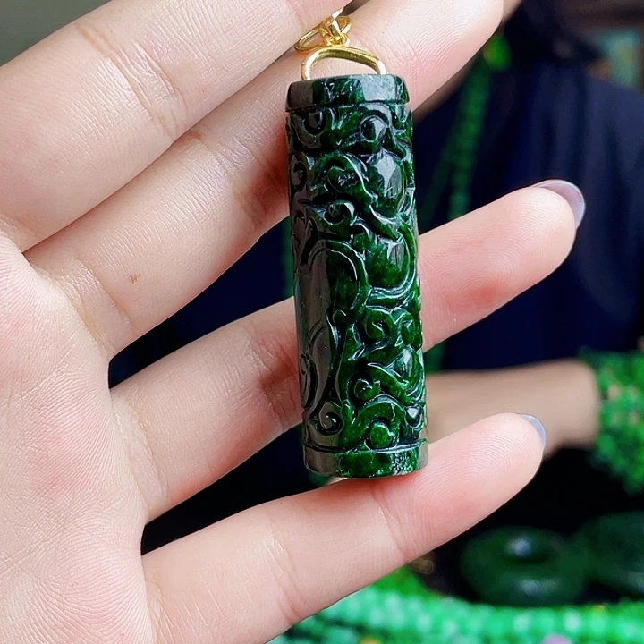 翡翠未镶嵌颈饰多样性