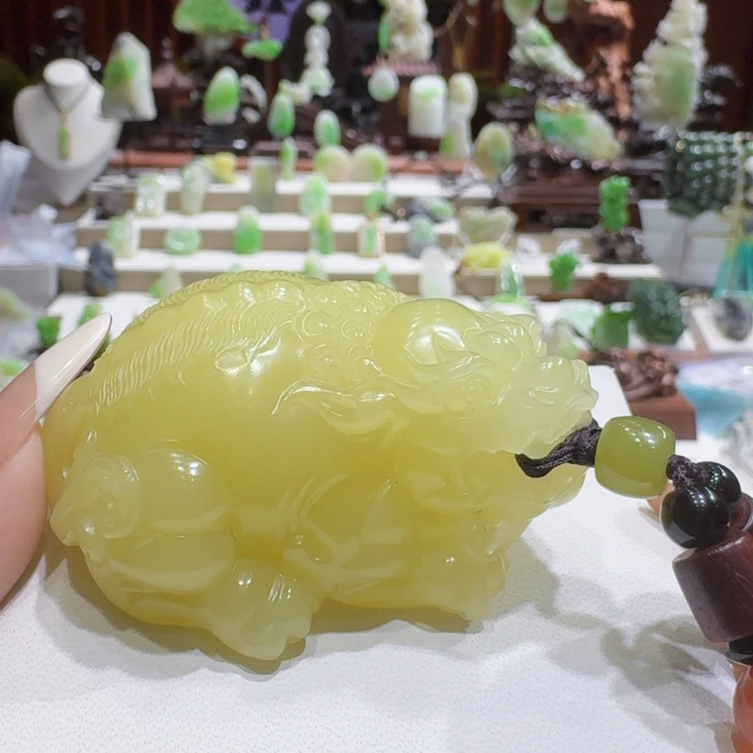 未镶嵌和田玉（黄玉）把件黄口狮狮如意