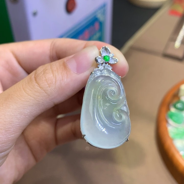 翡翠18K金镶嵌颈饰翡翠