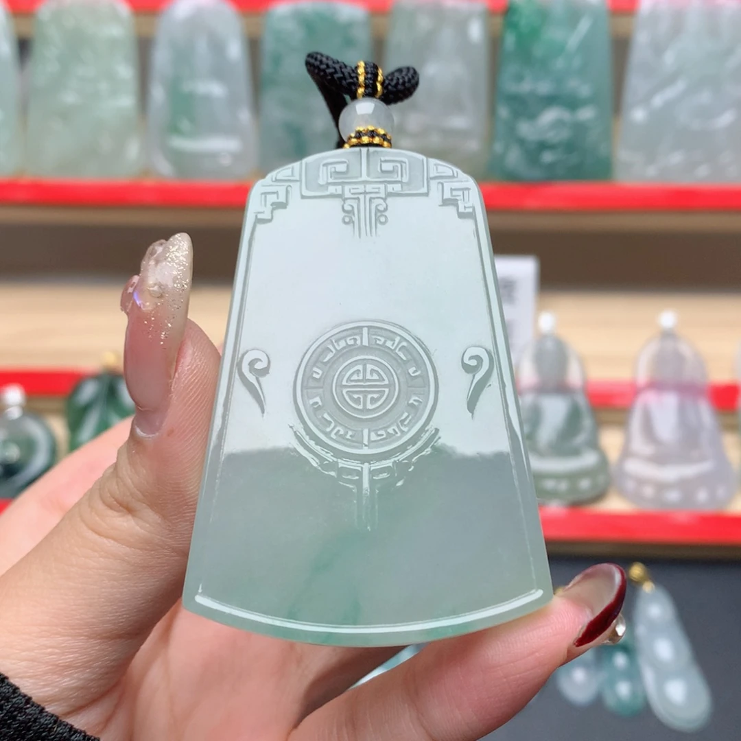 翡翠颈饰未镶嵌莫**默平安无事牌