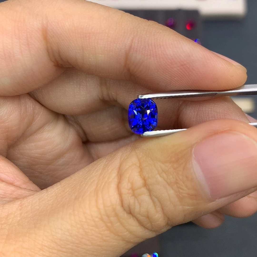 蓝宝石裸石2.1克拉明亮皇家蓝