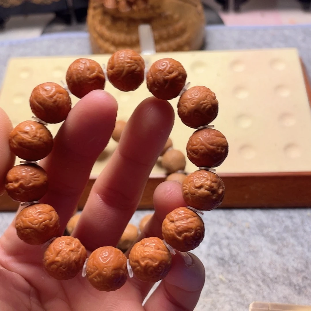 眰**上猴头核桃雕刻龙珠