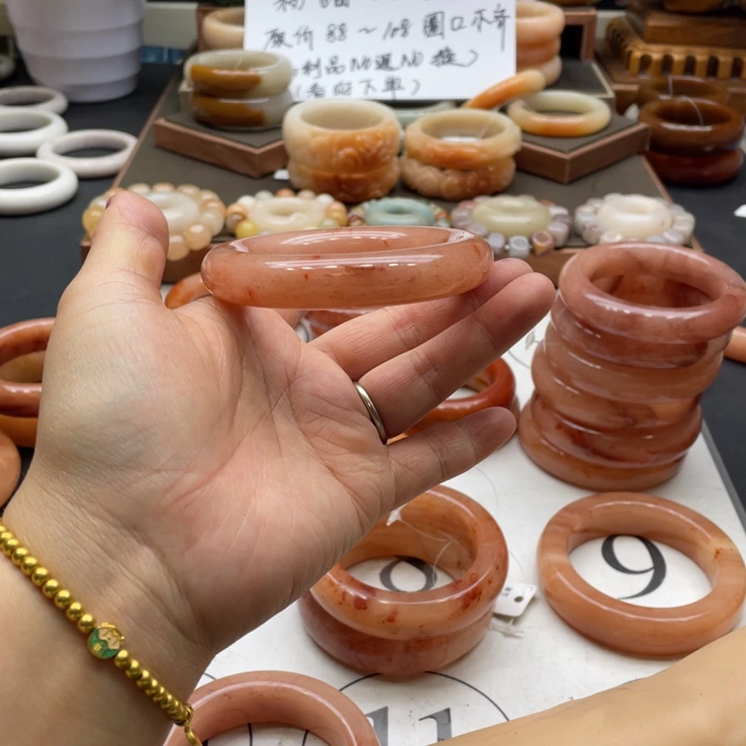 温***馨石英岩玉未镶嵌手镯