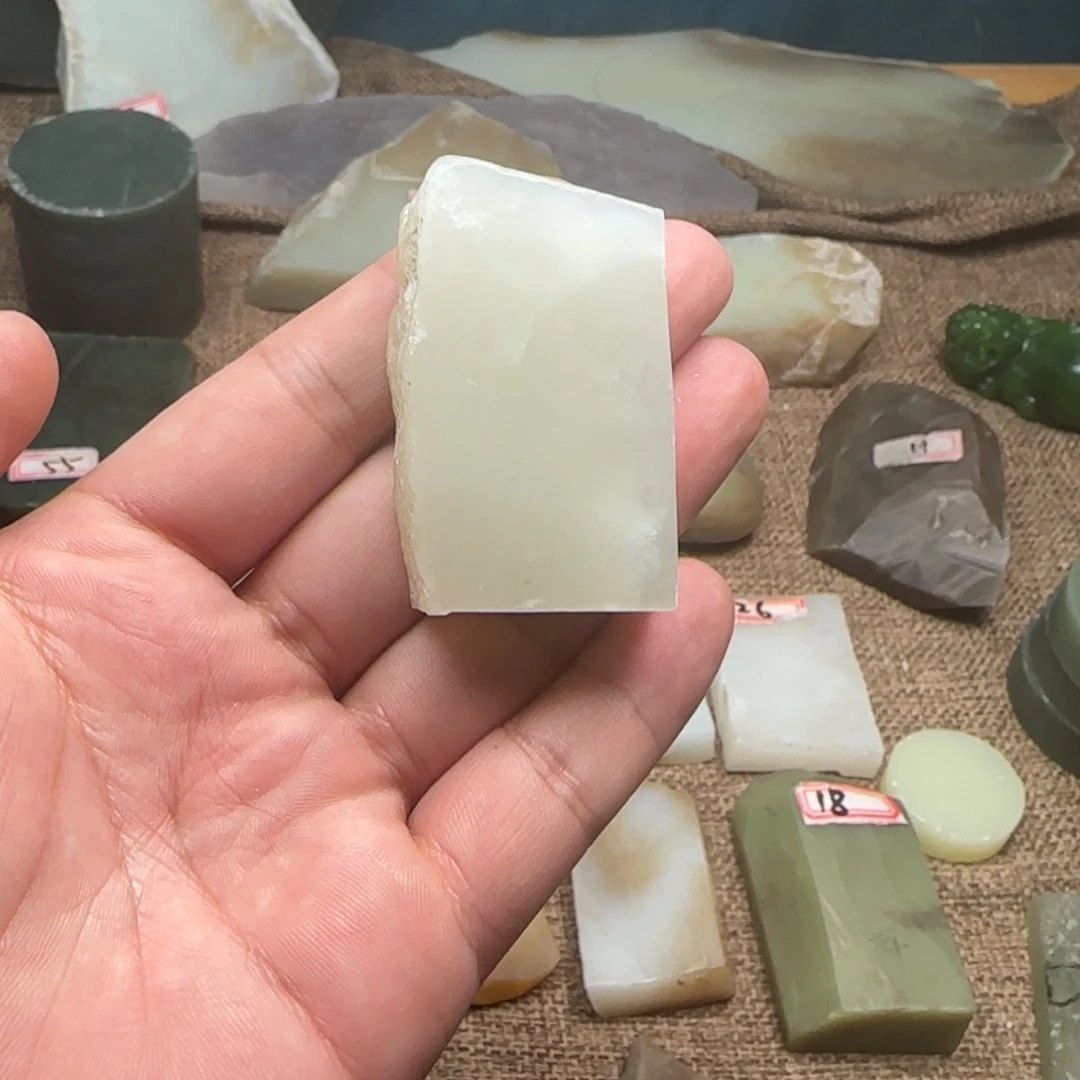 和田玉（糖玉）未镶嵌珠宝奇石