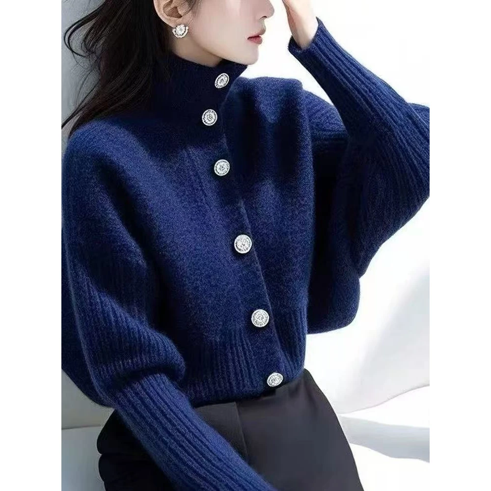 设计感高雅高领单排扣针织冬季短款百搭通勤长袖保暖上衣