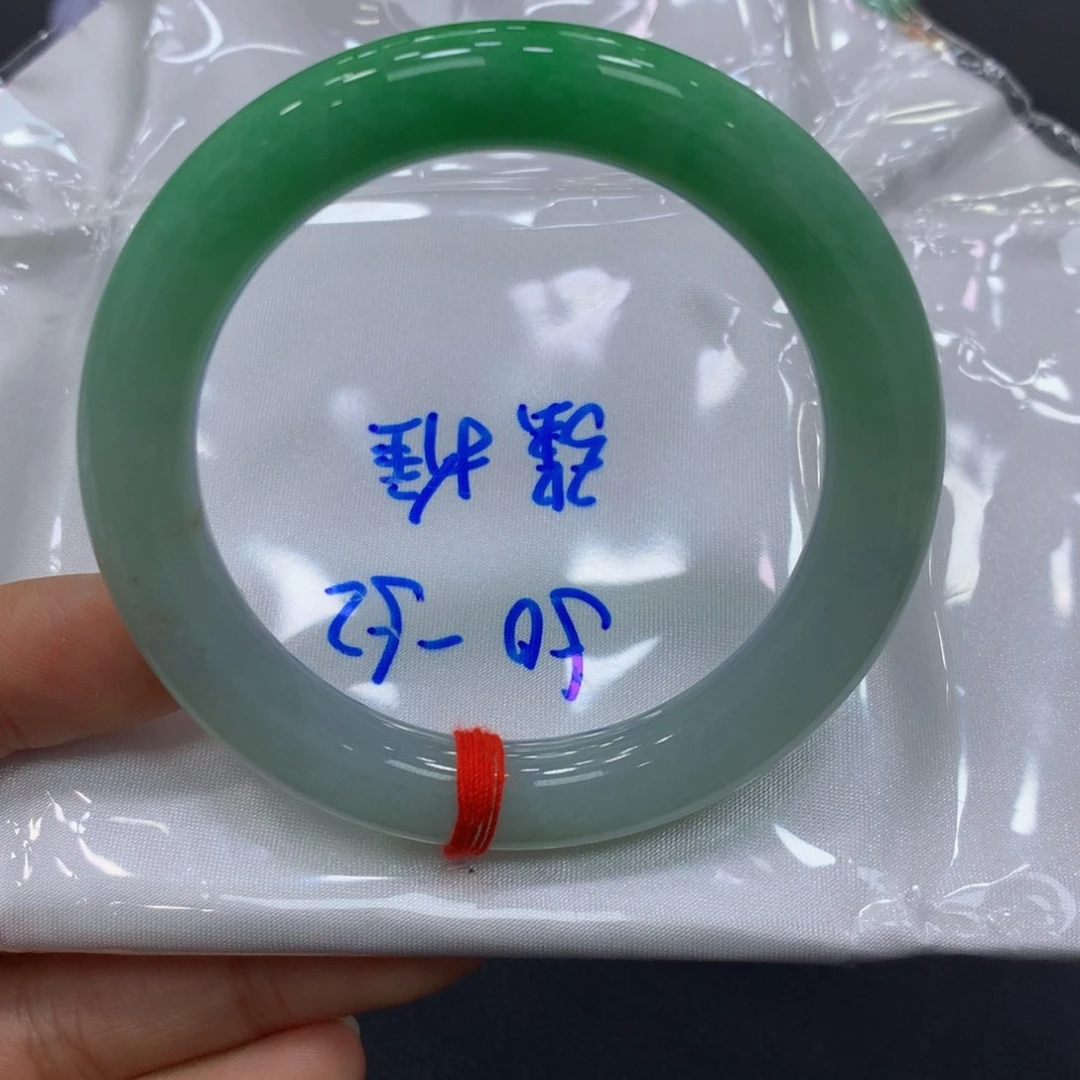 翡翠手镯未镶嵌翡翠