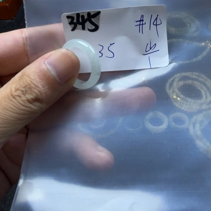 颈饰未镶嵌翡翠戒指