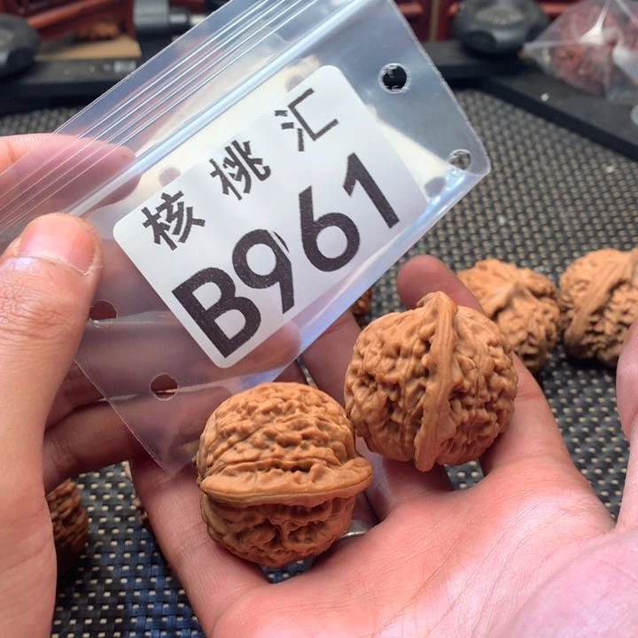 文玩核桃吊坠莲花