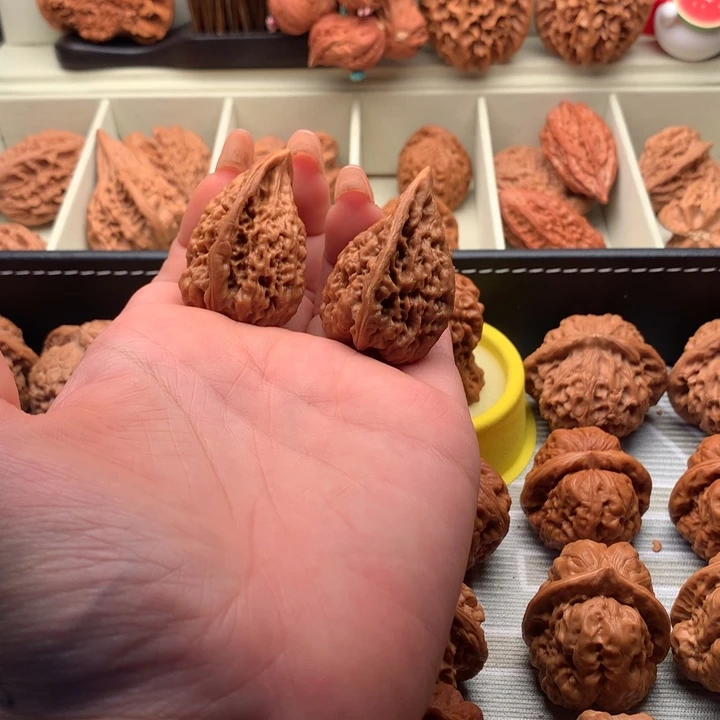 吊坠桃核红狮子坐佛