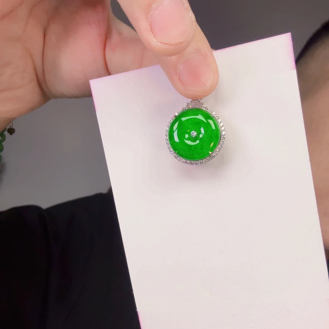 翡翠未镶嵌颈饰一件