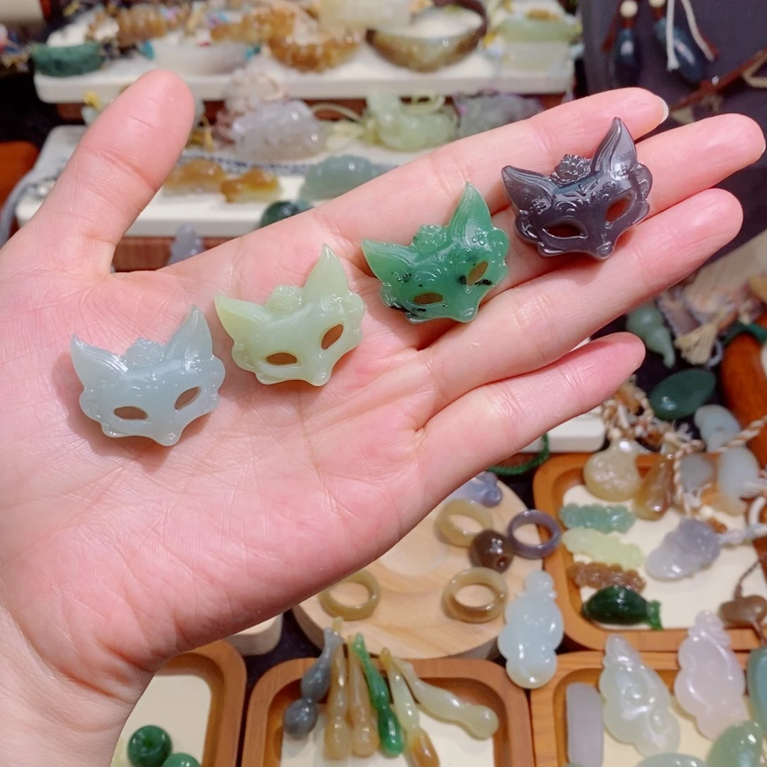 和田玉未镶嵌颈饰其中一个拍一发一