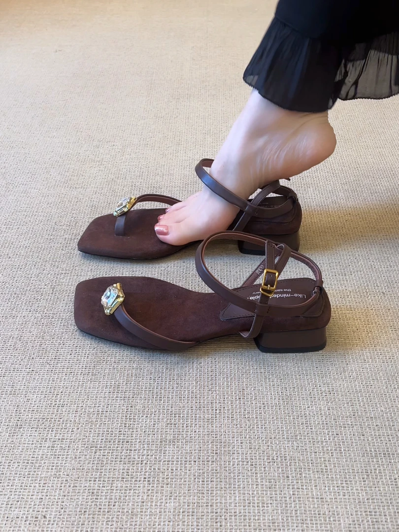 Elingjk/2.6cm复古小众设计感方头夹趾水钻扣一字带露趾凉鞋