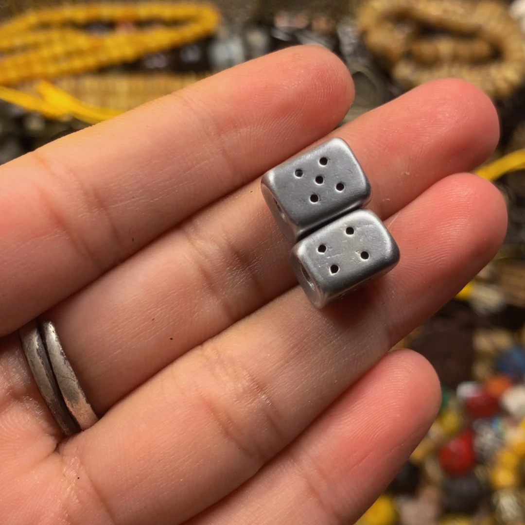 泥塑娘啦擦擦骰子