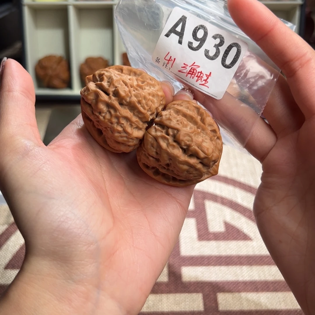 41三角蛙文玩核桃