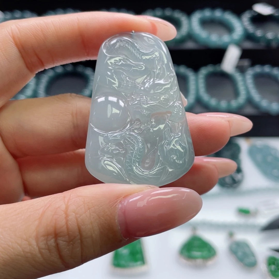 翡翠未镶嵌颈饰龙牌