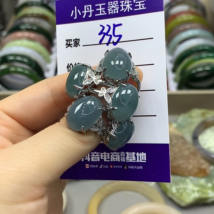 蛇纹石玉未镶嵌手镯多样性随机发其中之一