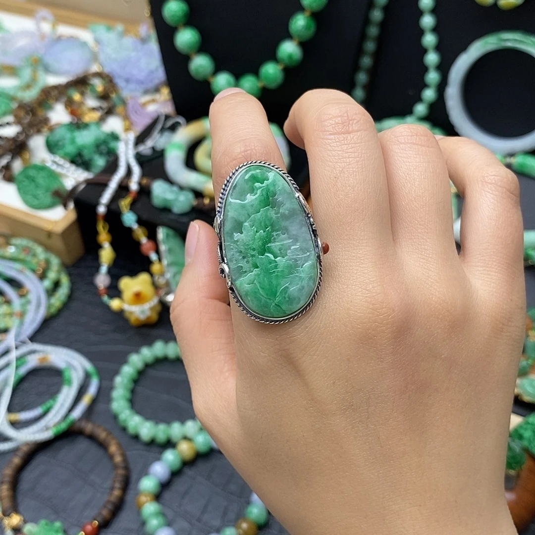 翡翠未镶嵌颈饰阳绿