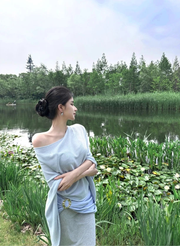 夏媛原创 气质上乘 2025夏季新款宽松休闲斜肩时尚针织套头斗篷