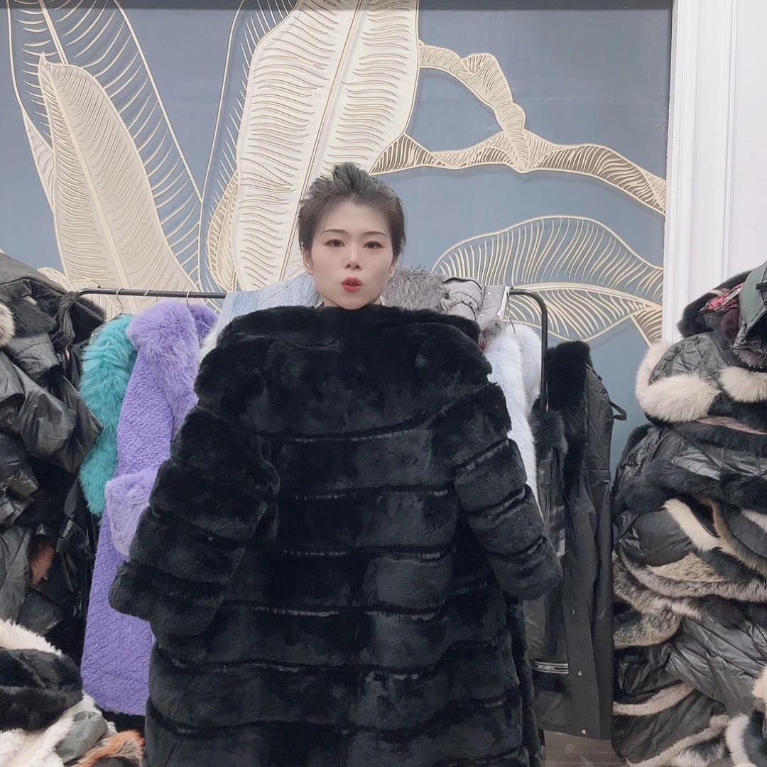 皮草搭配黑色西装