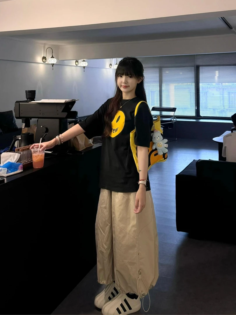 2025夏季新款美式复古笑脸印花黑色T恤上衣搭配卡其半身裙两件套