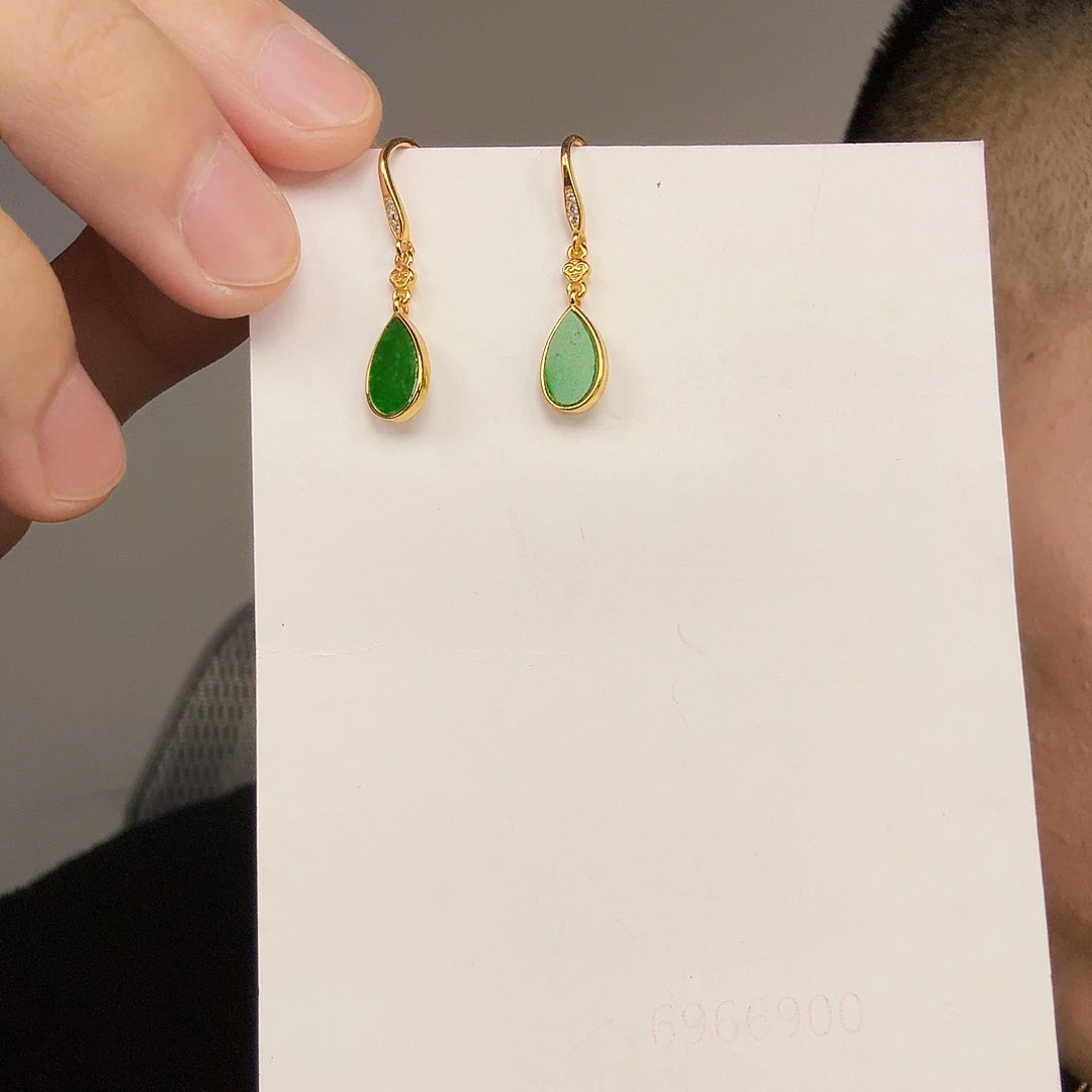 翡翠未镶嵌颈饰一件