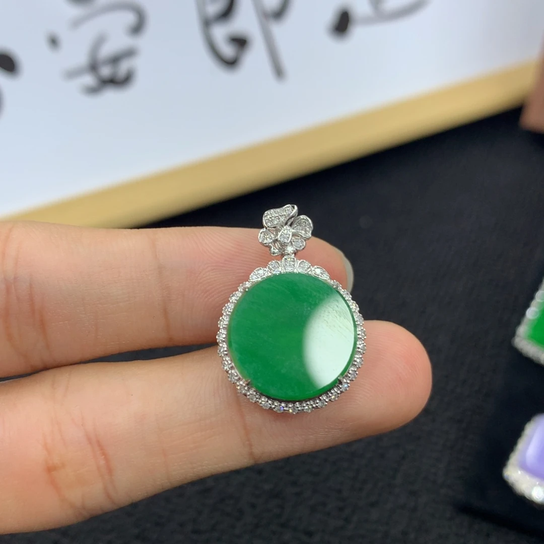 颈饰18K金镶嵌翡翠圆牌