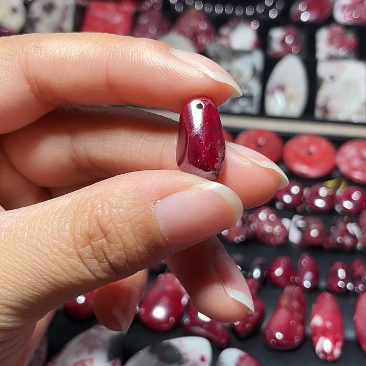 天然辰砂原矿吊坠5.5克