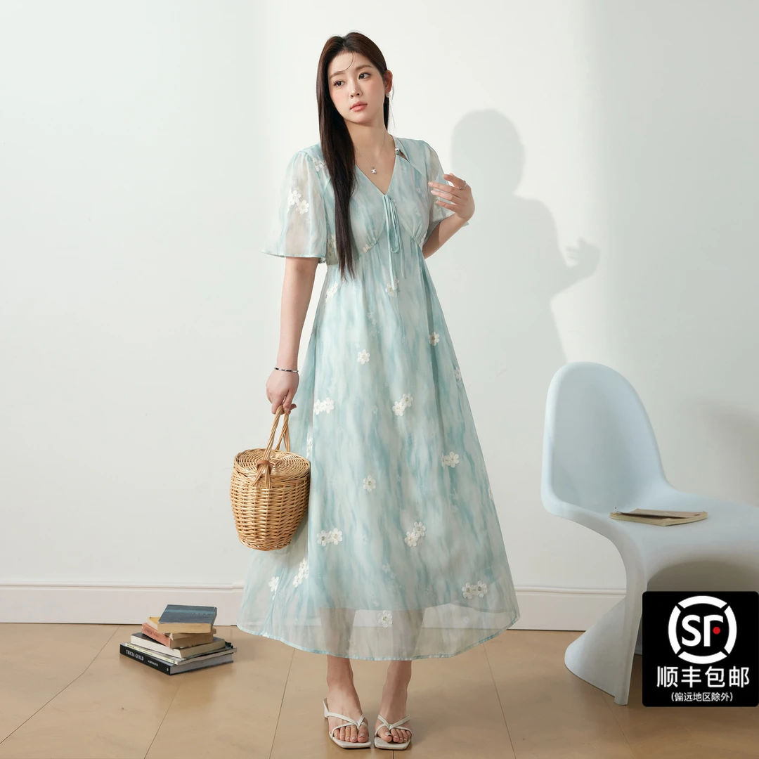 蓝语大码超好看v领碎花连衣裙2025夏季微胖mm法式显瘦仙气长裙子