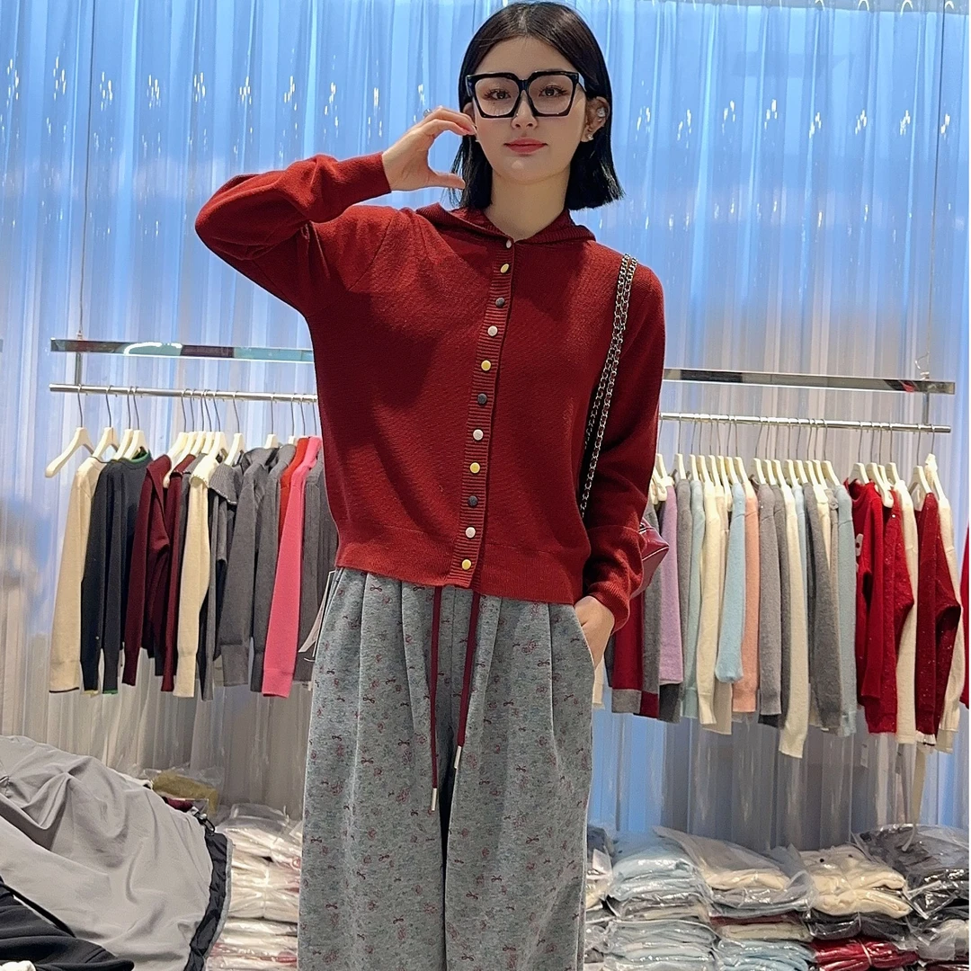 女士休闲彩扣毛衫