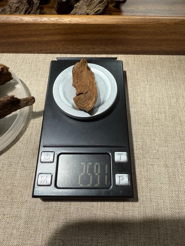 富森红土沉香不沉水小料香薰香料2.59克