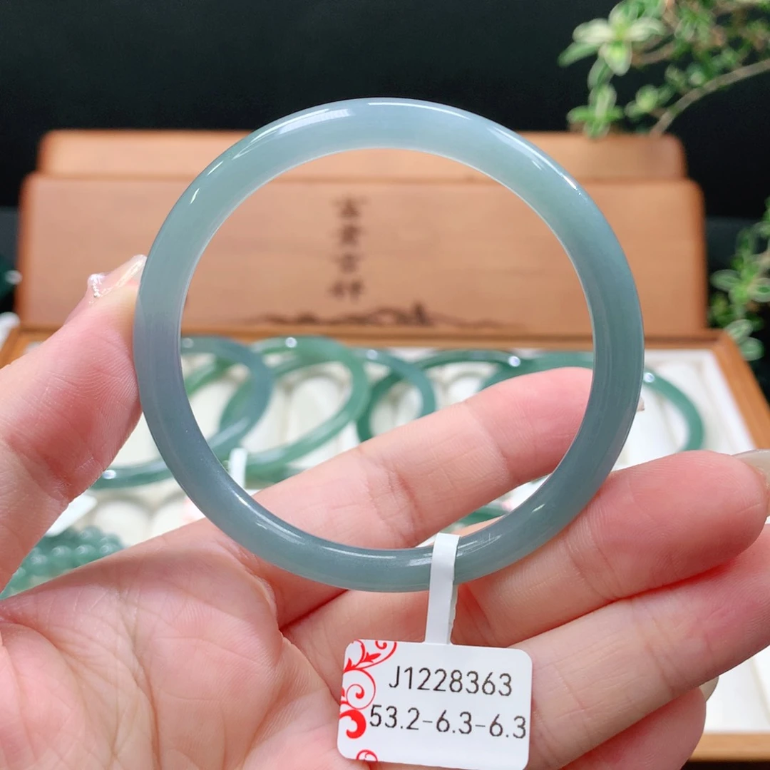 翡翠手镯未镶嵌天然