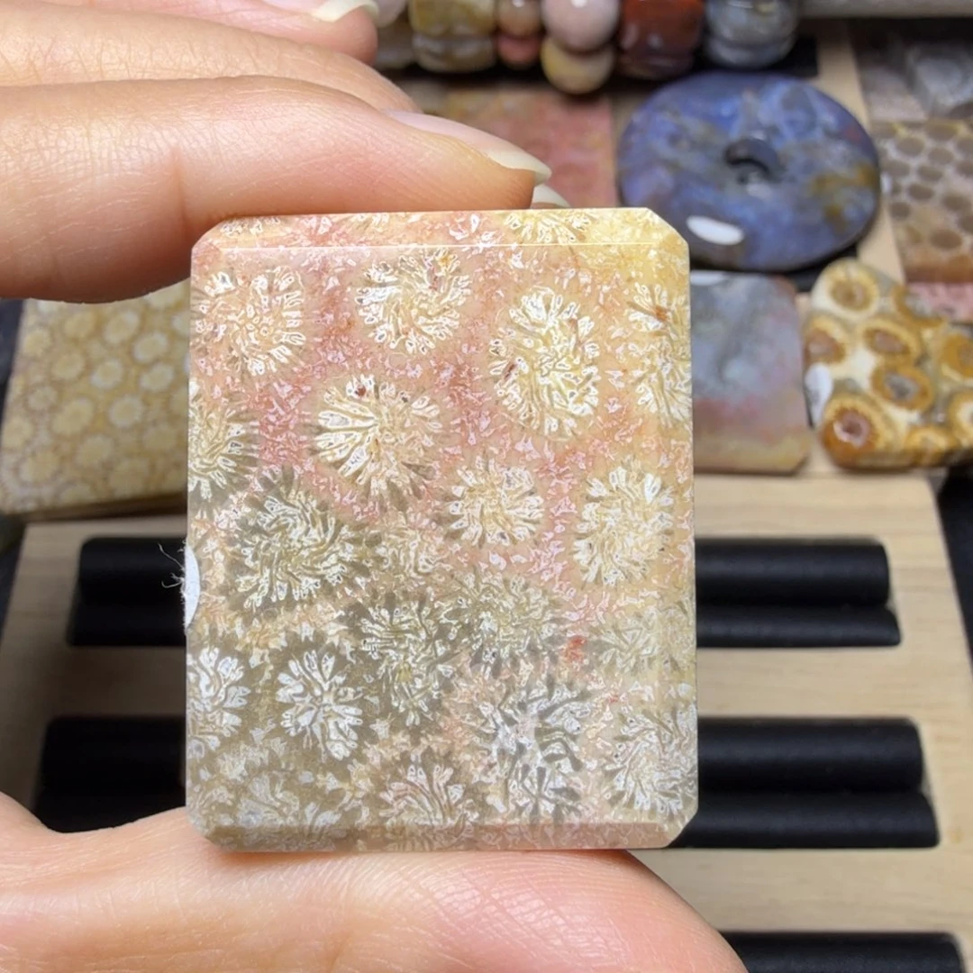 硅化玉未镶嵌红粉黄旋转花，可盘