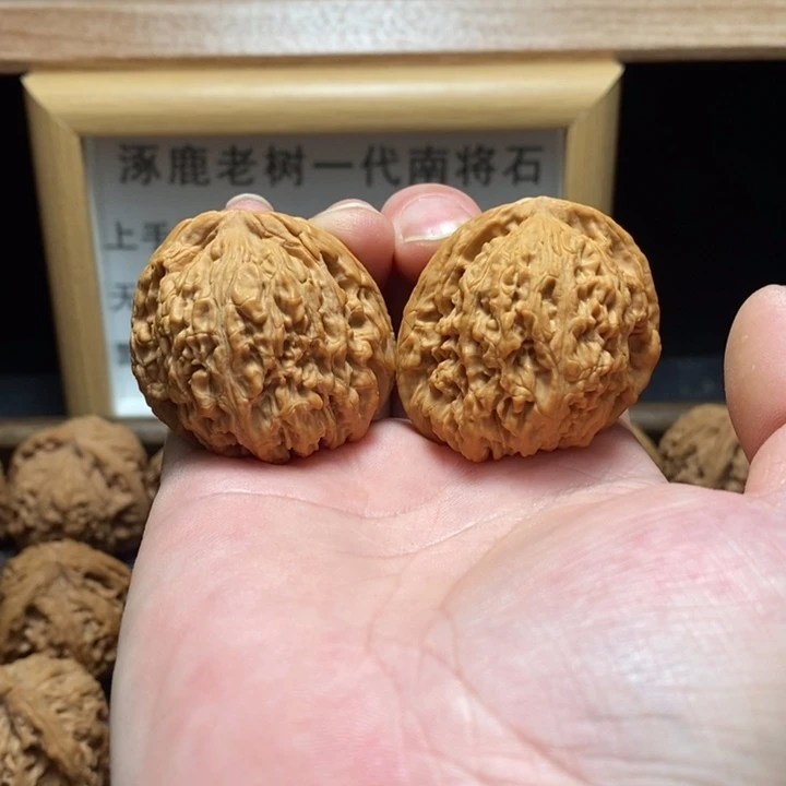 薛***谔文玩核桃吊坠南疆