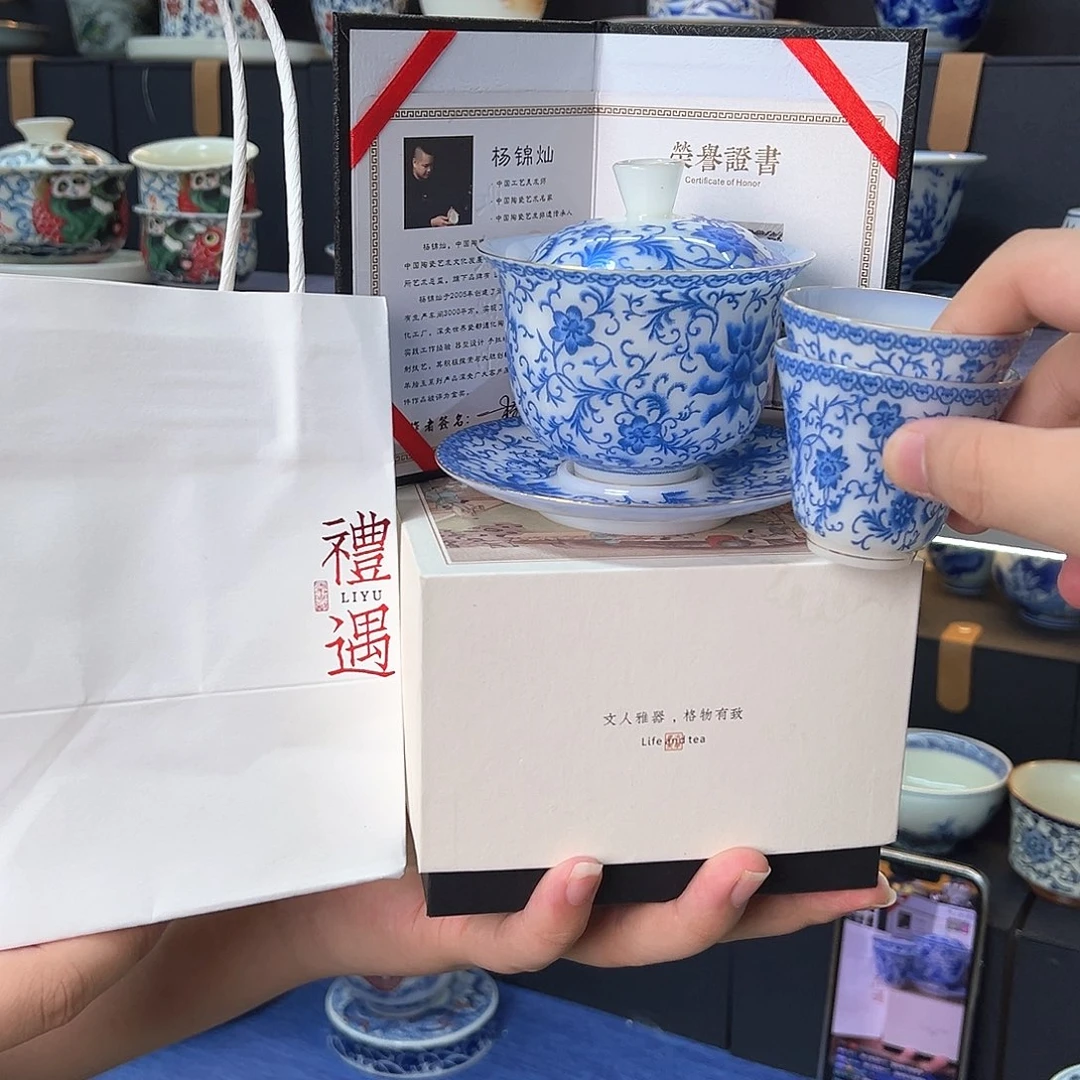 盖碗里的水煮开后放入锅中